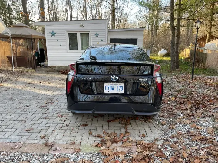 Toyota Prius 2017 photo 2