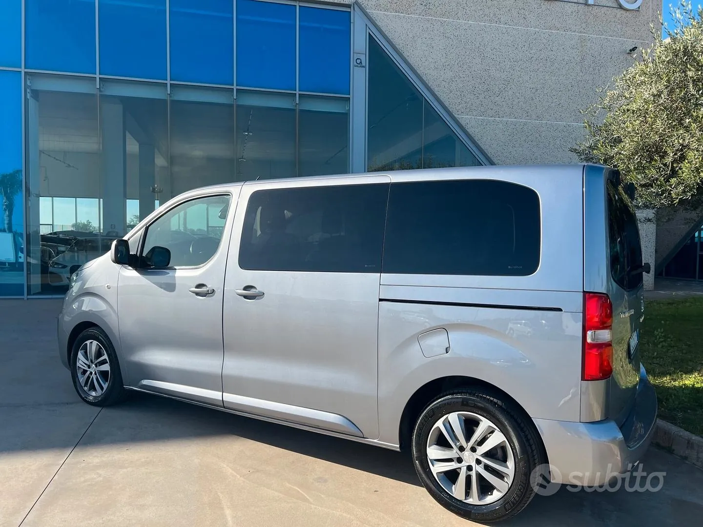 Peugeot Traveller 2021 photo 3