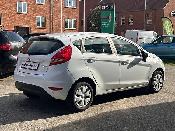 Ford Fiesta 2011 photo 2