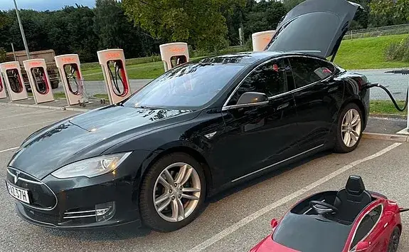 Tesla Model S 2015 photo 2