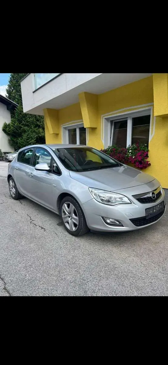 Opel Astra 2011 photo 2