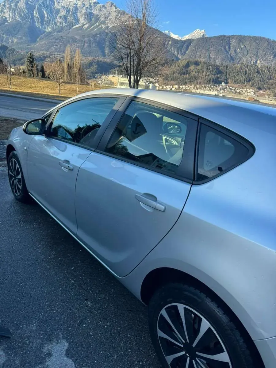 Opel Astra 2011 photo 3