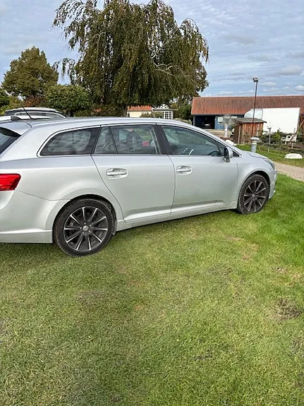 Toyota Avensis 2012 photo 2