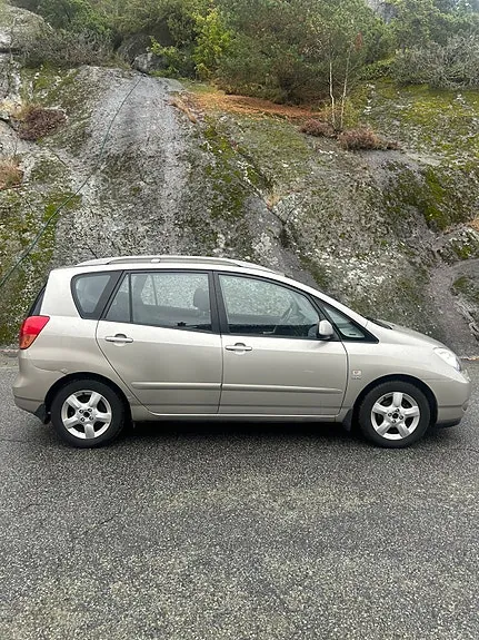 Toyota Corolla Verso 2003 photo 2