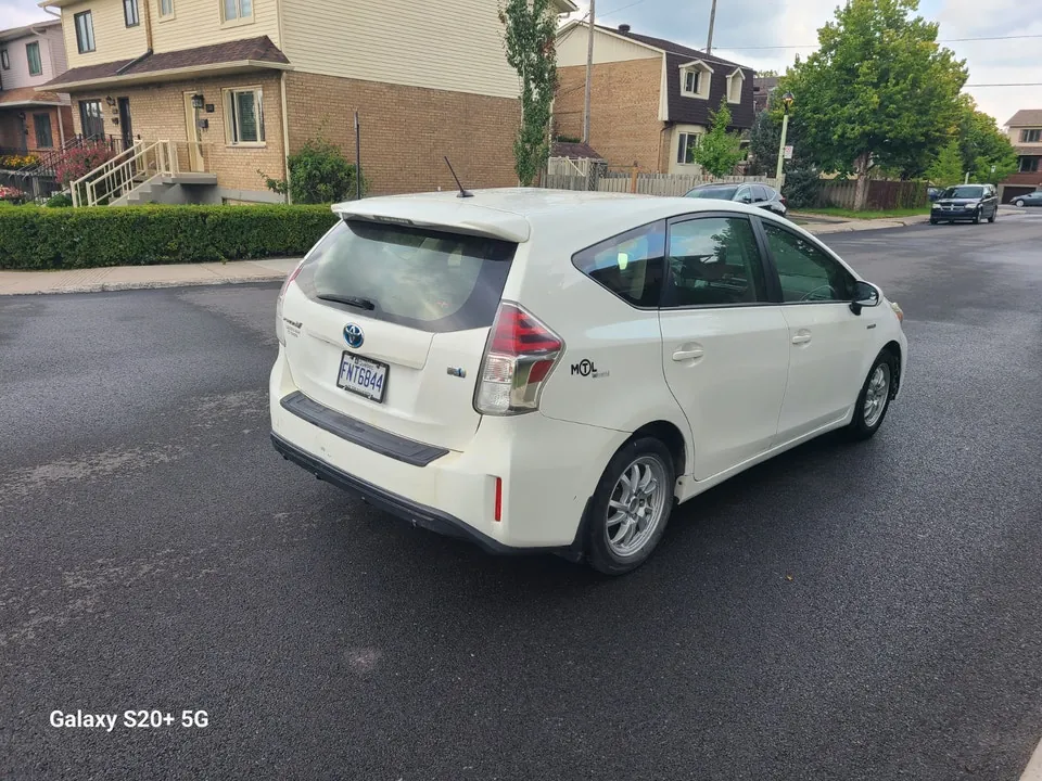 Toyota Prius V 2016 photo 4