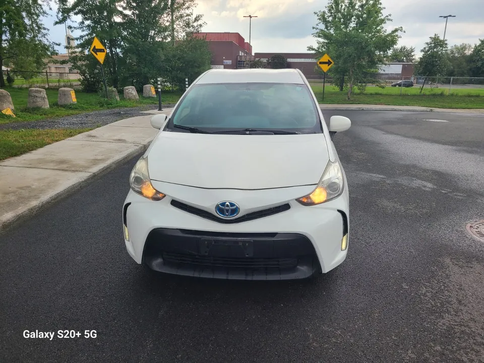 Toyota Prius V 2016 photo 2
