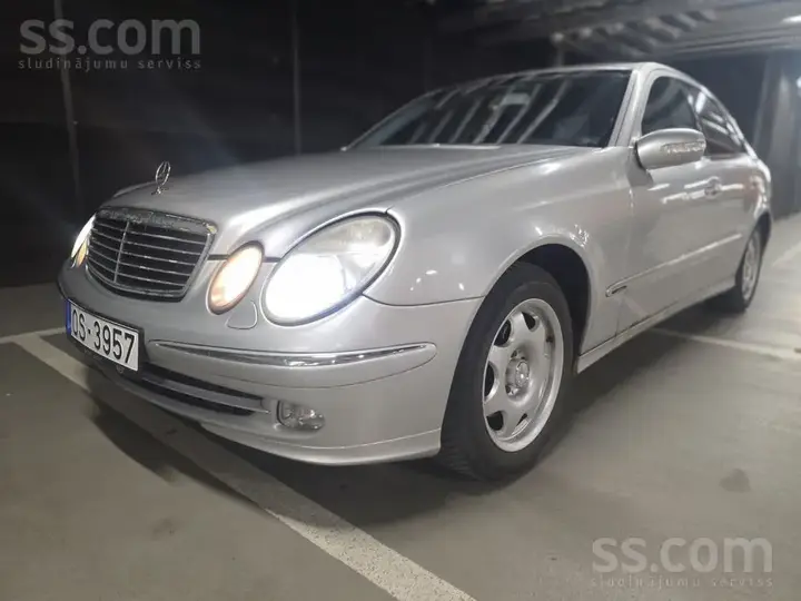 Mercedes-Benz E320 2004 photo 2