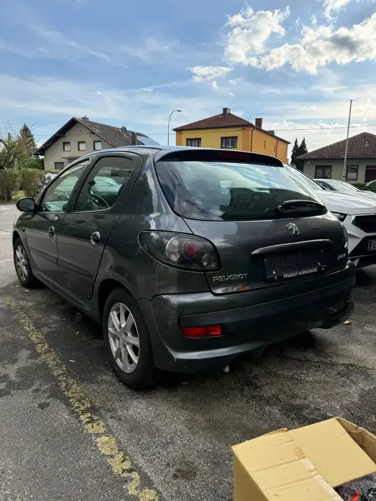 Peugeot 206 2012 photo 3