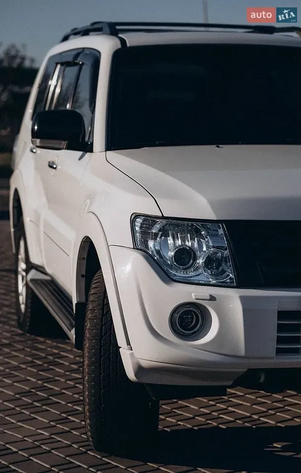 Mitsubishi Pajero Wagon 2013 photo 2