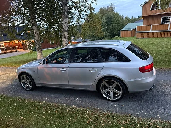 Audi A4 2010 photo 2