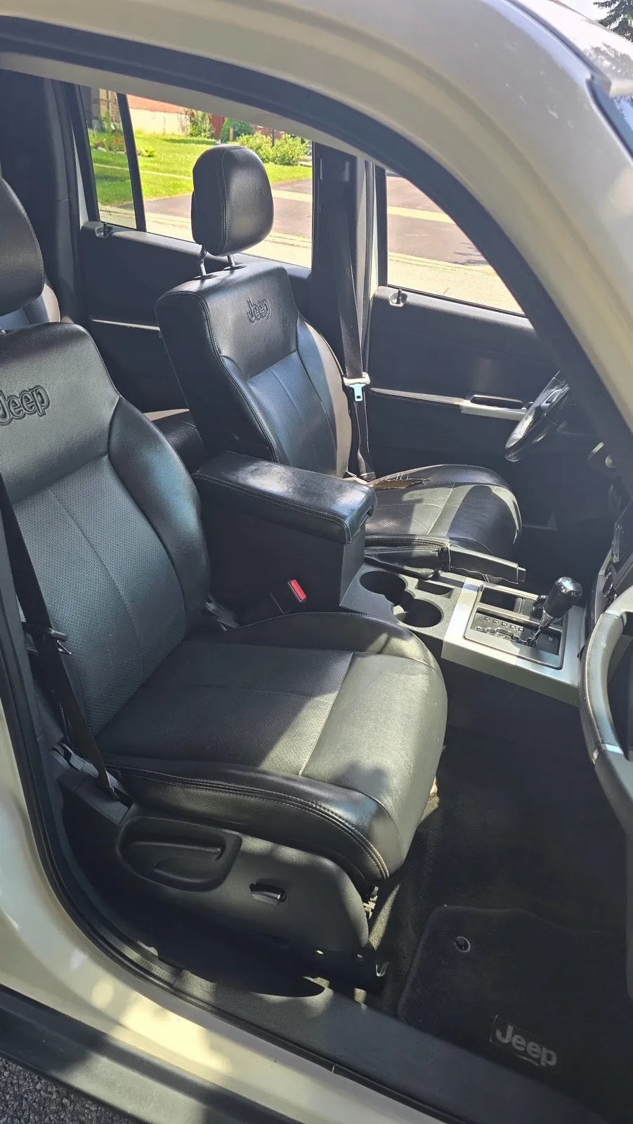 Jeep Liberty 2010 photo 3