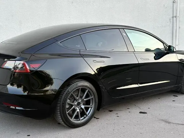 Tesla Model 3 2023 photo 4