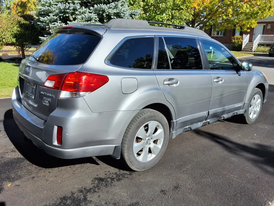 Subaru Outback 2011 photo 2