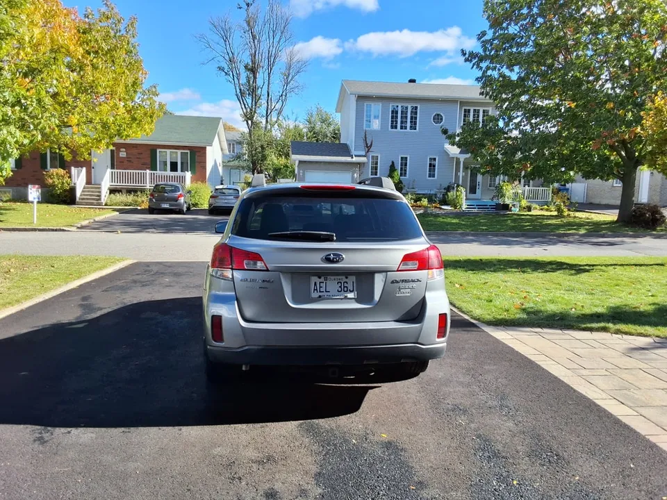 Subaru Outback 2011 photo 4