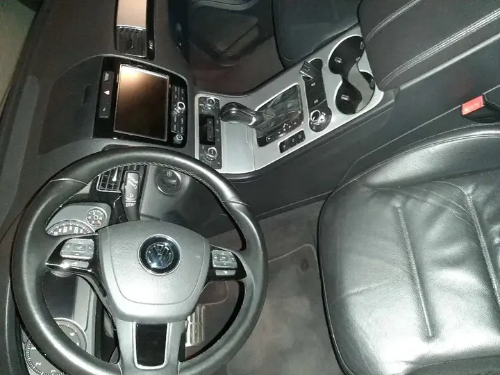 Volkswagen Touareg 2012 photo 2