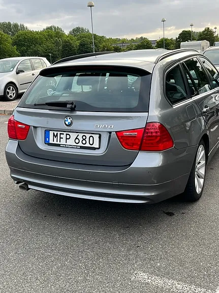BMW 318D 2012 photo 2