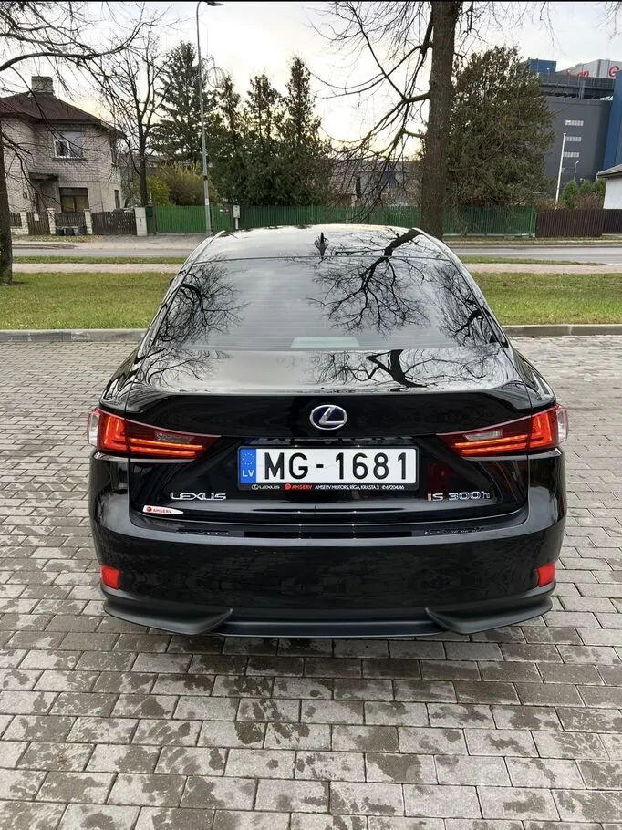 Lexus Is 2017 photo 2