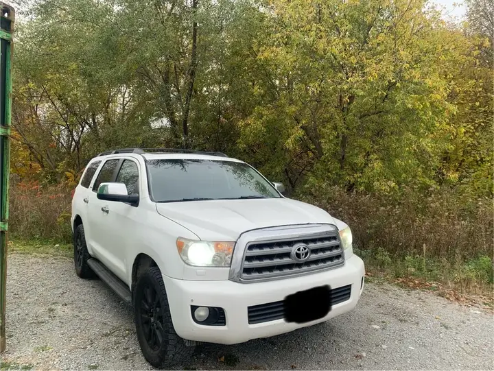 Toyota Sequoia 2012 photo 3