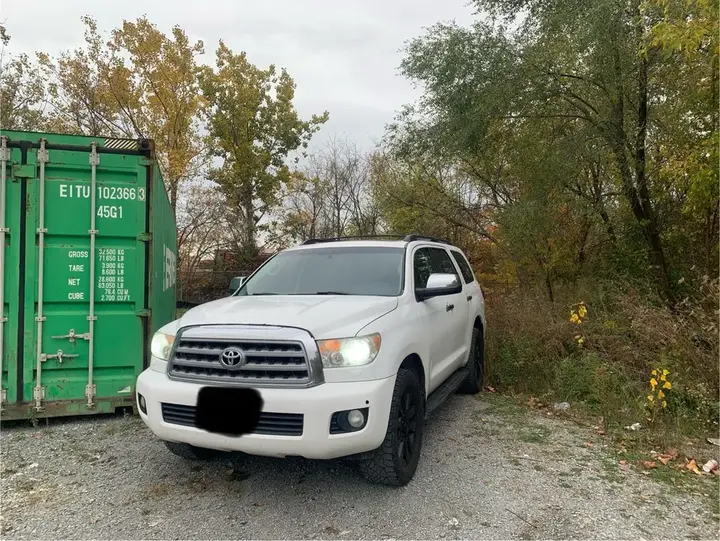 Toyota Sequoia 2012 photo 2