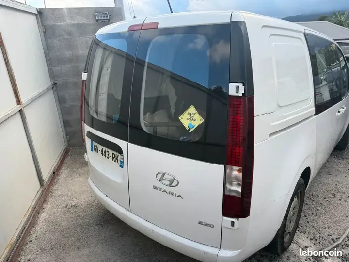 Hyundai Staria 2024 photo 2