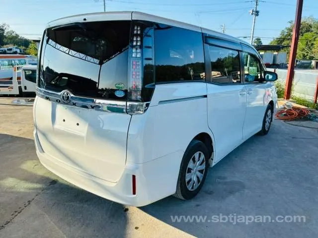 Toyota Voxy 2015 photo 4