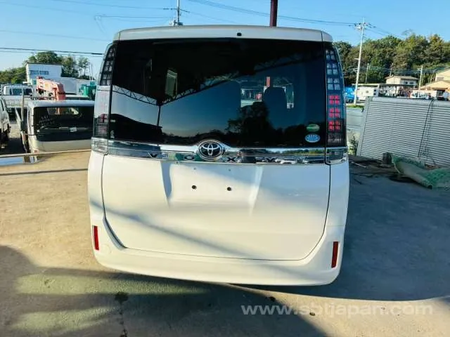 Toyota Voxy 2015 photo 5