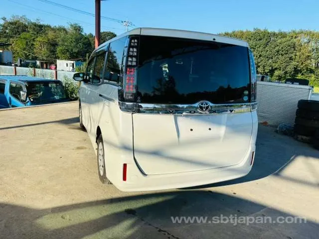 Toyota Voxy 2015 photo 3