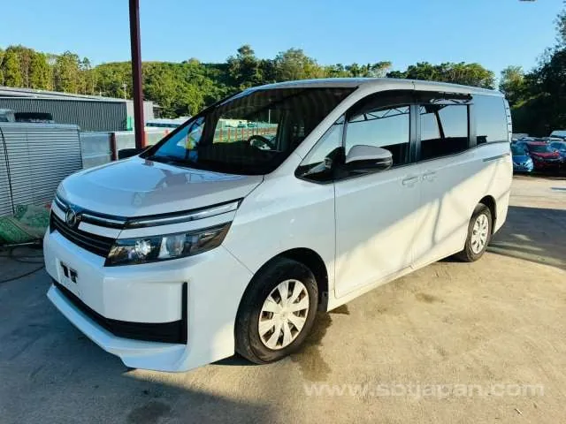 Toyota Voxy 2015 photo 2