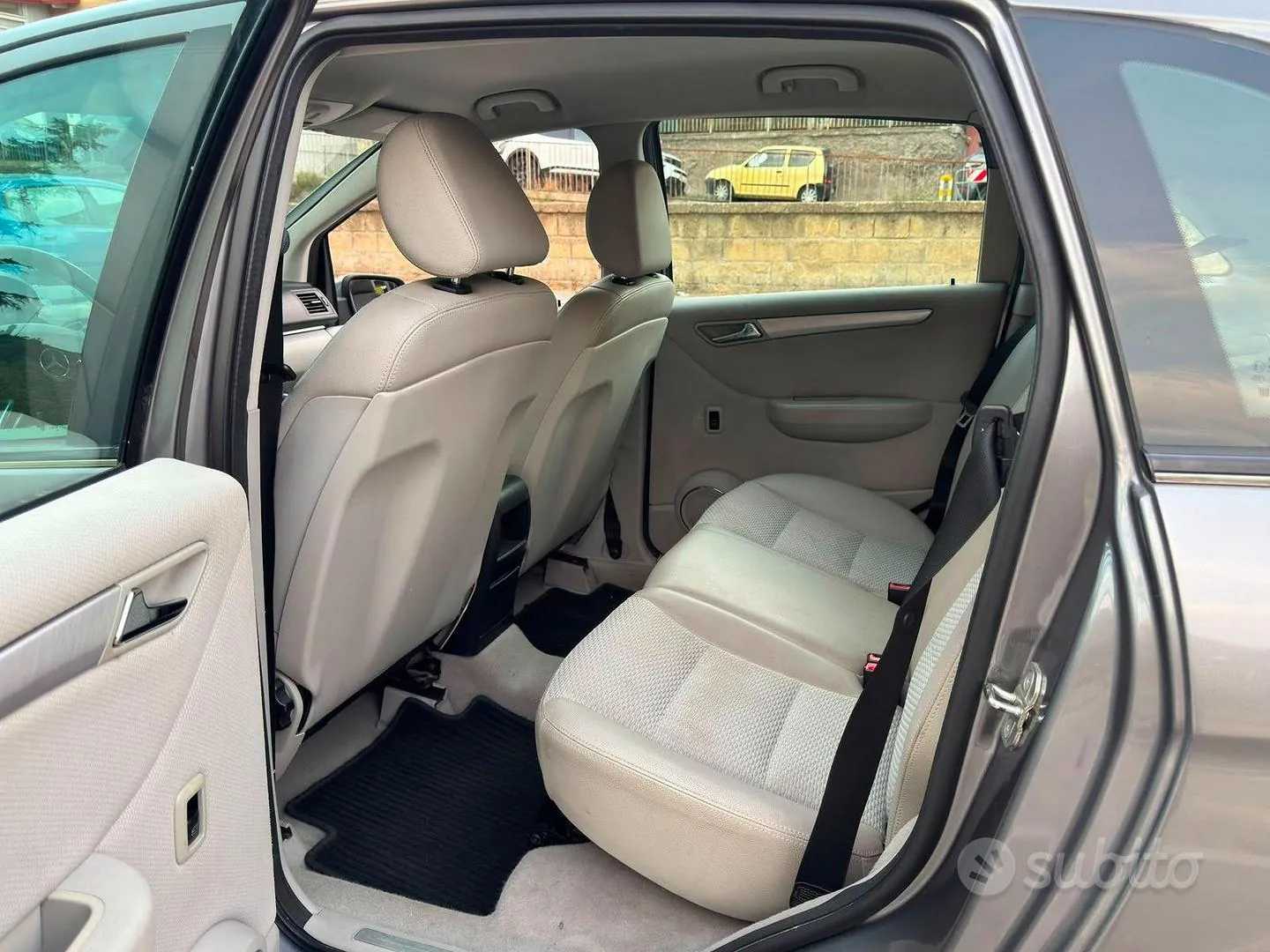 Mercedes-Benz B-Class 2010 photo 2