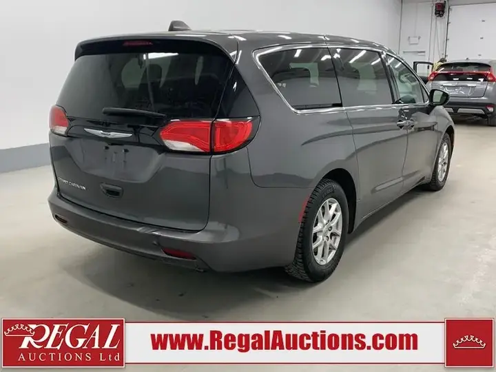 Chrysler Grand Caravan 2022 photo 3
