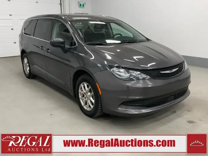 Chrysler Grand Caravan 2022 photo 2