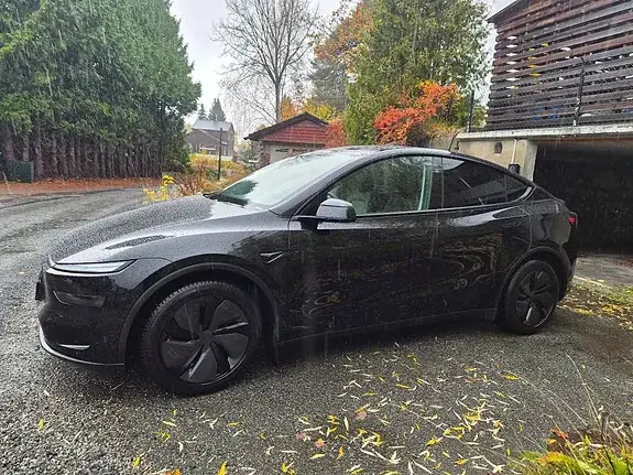 Tesla Model Y 2025 photo 2