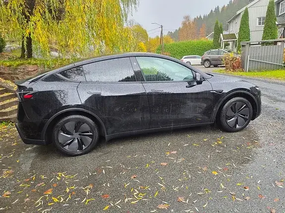 Tesla Model Y 2025 photo 3