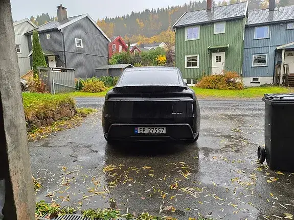 Tesla Model Y 2025 photo 4