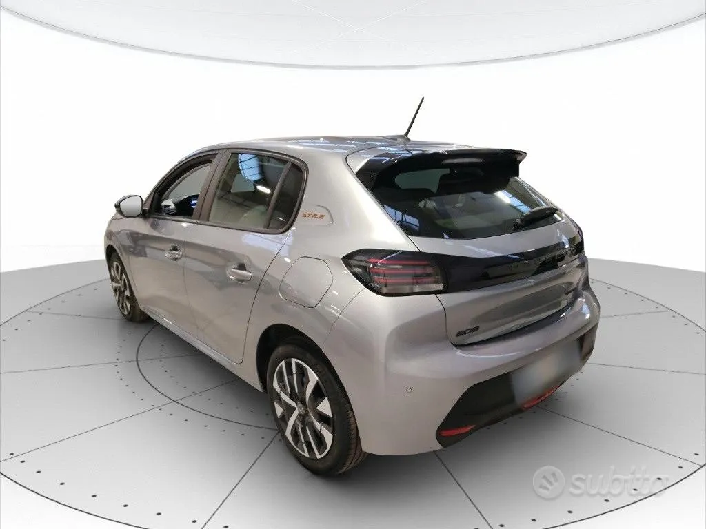 Peugeot 208 2025 photo 3