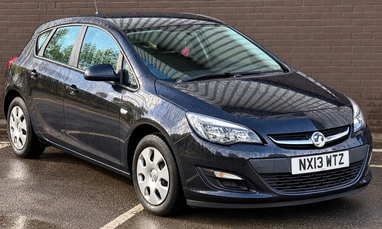 Vauxhall Astra 2013 photo 2
