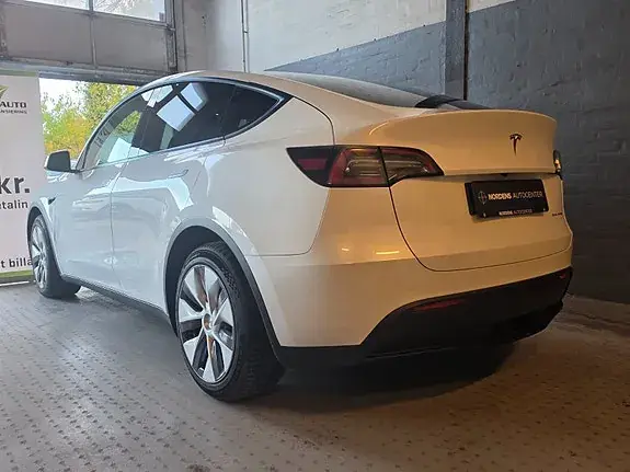 Tesla Model Y 2023 photo 3