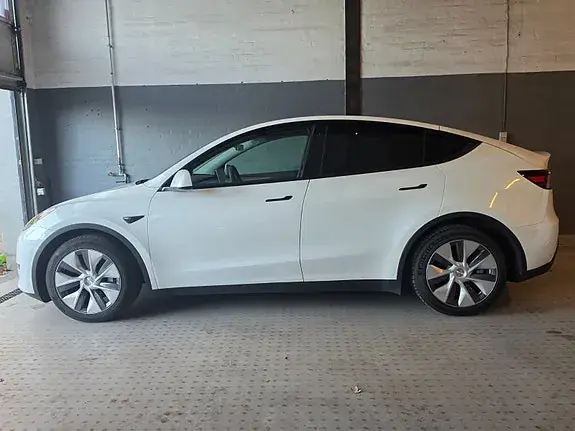 Tesla Model Y 2023 photo 2