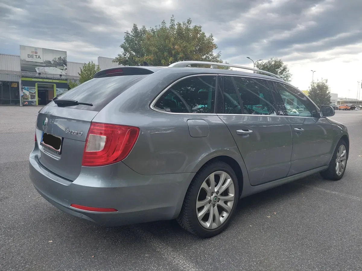 Skoda Superb 2010 photo 2