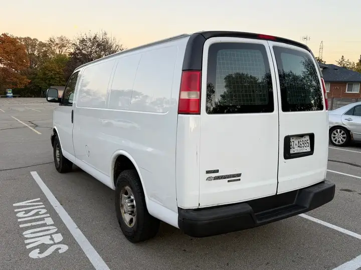 Chevrolet Express 2011 photo 2
