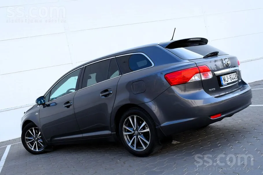 Toyota Avensis 2013 photo 2