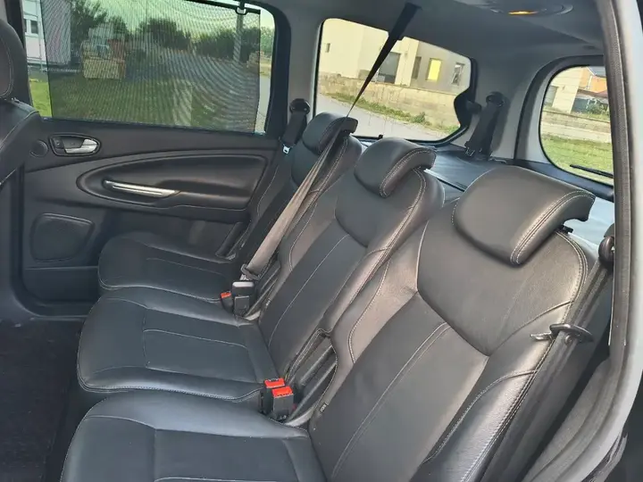 Ford Galaxy 2012 photo 3
