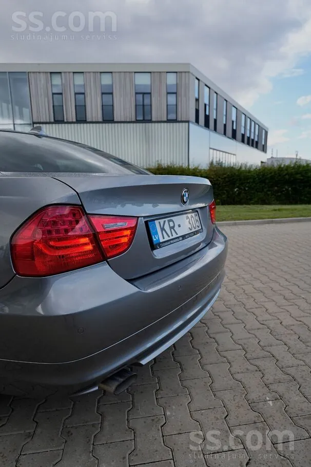 BMW 318 2010 photo 3