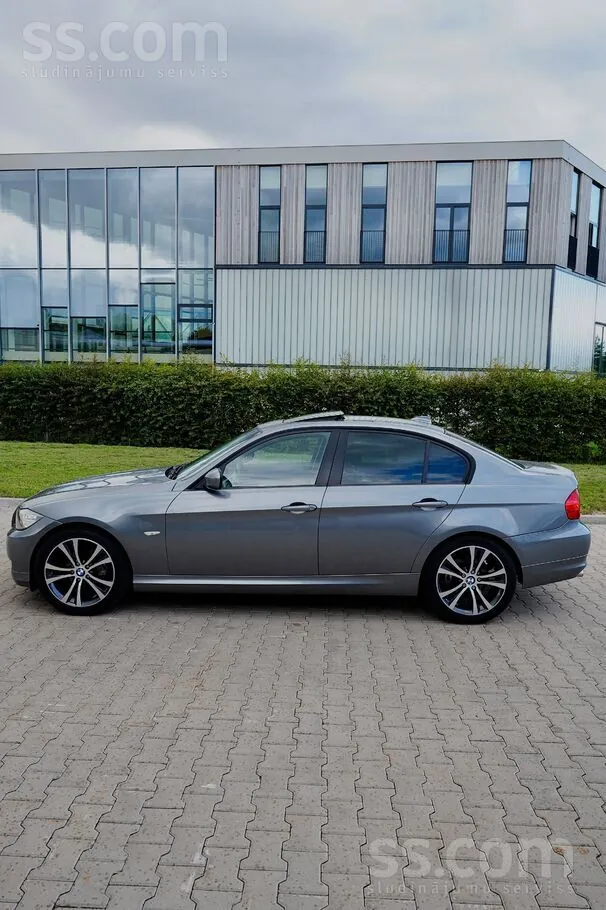 BMW 318 2010 photo 2