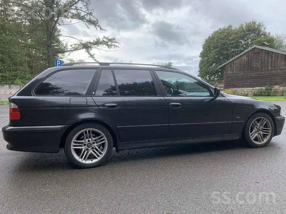BMW E39 2002 photo 2