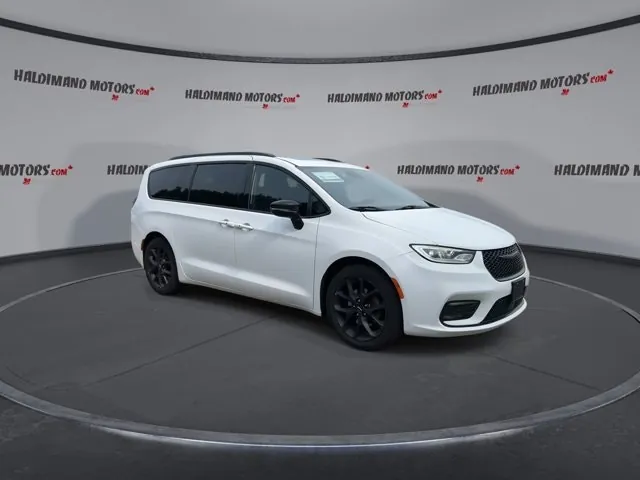 Chrysler Pacifica 2024 photo 2