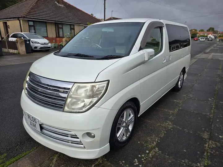 Nissan Elgrand 2022 photo 2