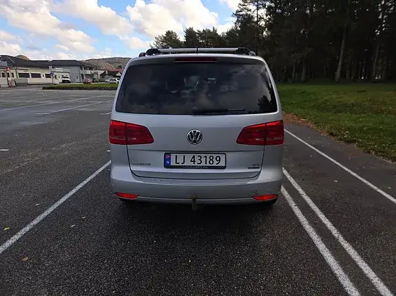 Volkswagen Touran 2011 photo 2