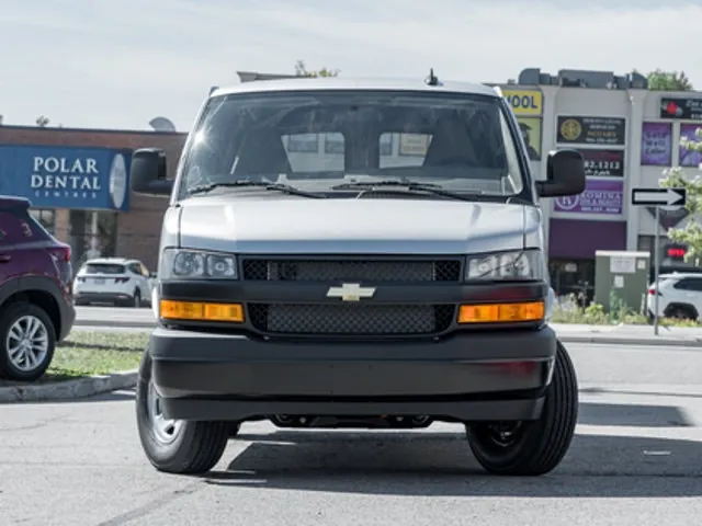 Chevrolet Express 2025 photo 2