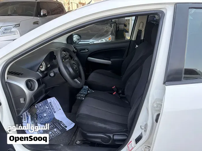 Mazda 2 2011 photo 3